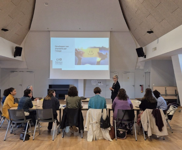 Renforcez votre autorité naturelle de dirigeant. Maîtrisez les codes pour convaincre clients, partenaires et investisseurs.