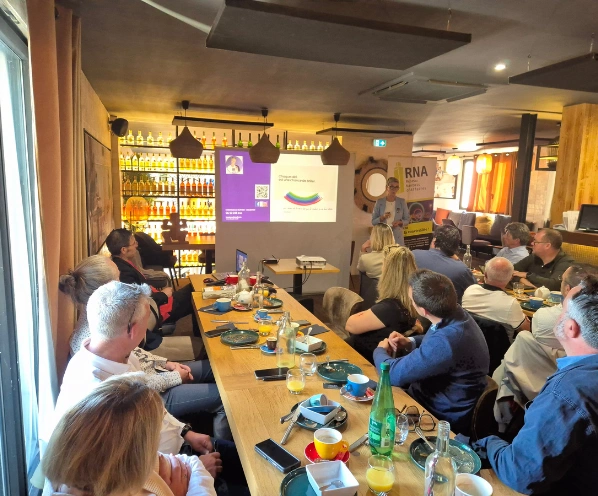 Atelier de formation sur la maîtrise des signaux non-verbaux et la posture commerciale pour optimiser la performance et la négociation.