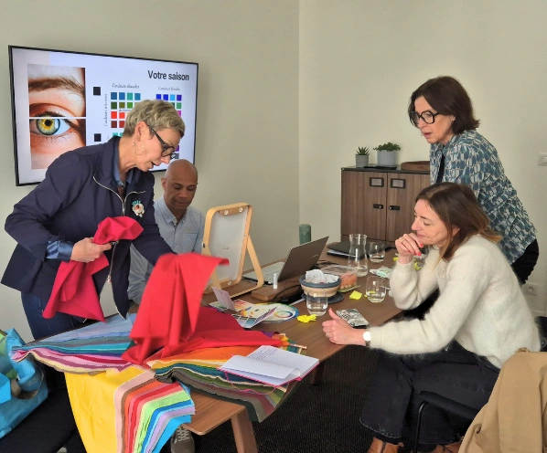 Accompagnement collectif de salariés sur l'appropriation des codes vestimentaires et la cohésion d'équipe pour renforcer la confiance.