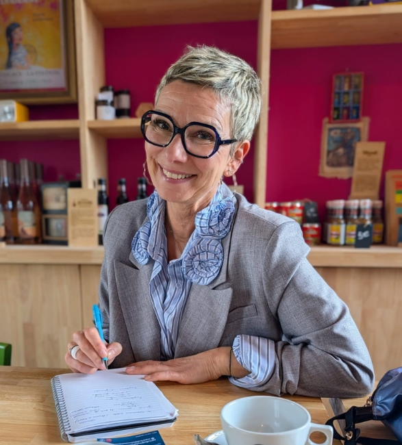 Consultante en image échangeant avec un client à Nantes pour optimiser sa communication non-verbale et sa posture professionnelle.